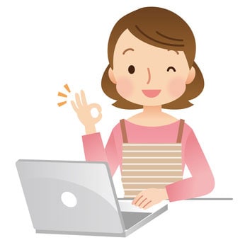 パソコンから査定の申し込みをする主婦