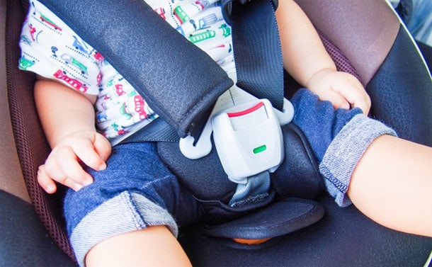 チャイルドシードに乗る子供