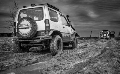 悪路を走行するジムニー