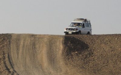 砂漠を走るランドクルーザー