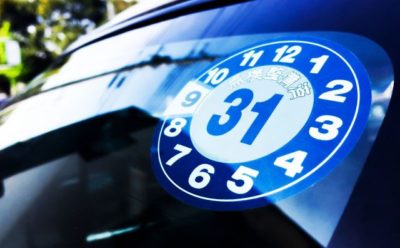 車検期限のステッカー