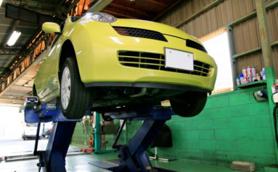 24か月点検中の日産マーチ